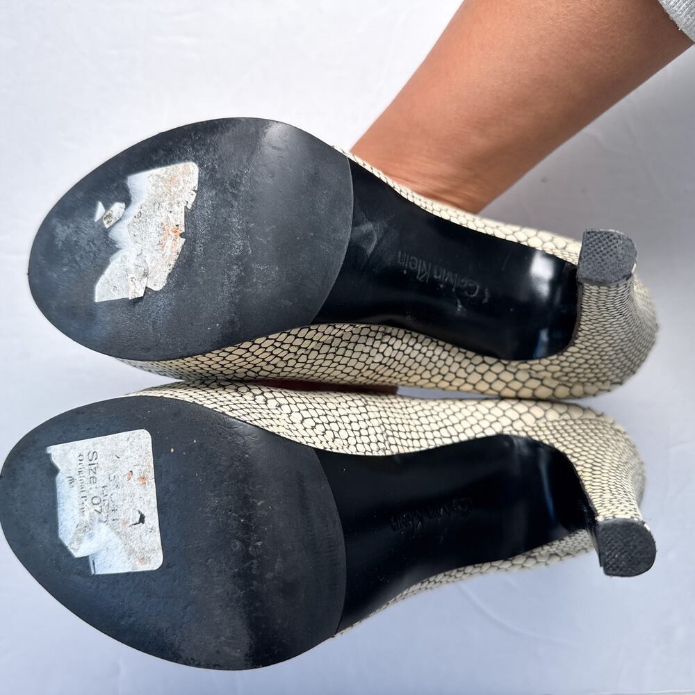 Calvin Klein Karsyn Python Embossed Leather Platform Pumps 7M - Picture 10 of 13